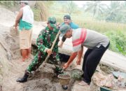 Babinsa Koramil 2306/Mancak, Karbak Membantu Pembangunan Jalan