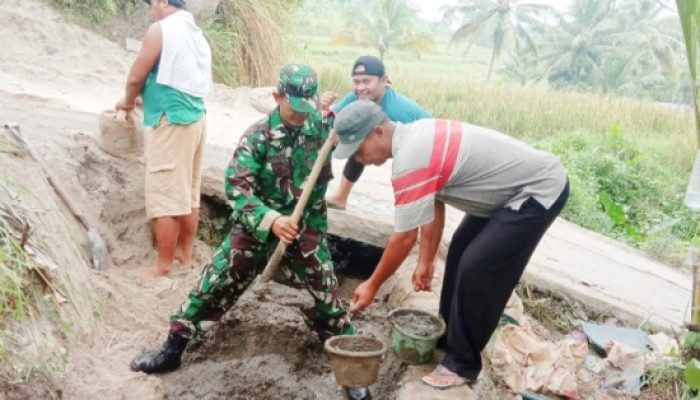 Babinsa Koramil 2306/Mancak, Karbak Membantu Pembangunan Jalan