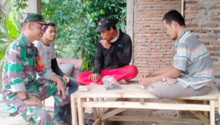 Babinsa Koramil 2303/Pulomerak, Komsos Membahas Kebersihan Lingkungan