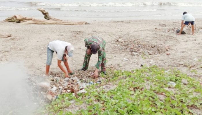 Babinsa Koramil 2304/Anyar, Karbak Membantu Pembersihan Pantai