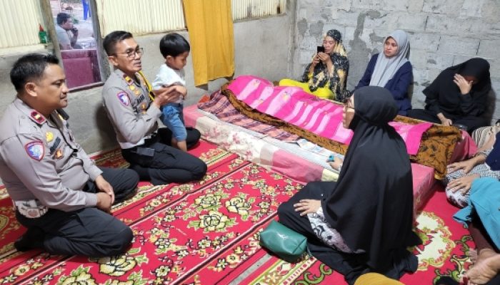 Kasat Lantas Polres Jeneponto Sambangi Keluarga Korban Kecelakaan, Sampaikan Belasungkawa dari Kapolres