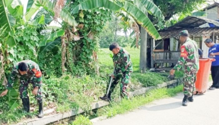 Babinsa Koramil 2302/Bojonegara, Karbak Membantu Pembersihan  Drainase Jalan