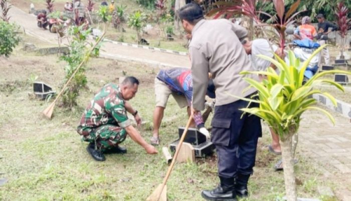 Babinsa Koramil 2305/Cinangka, Karbak Pembersihan Makam Masyarakat