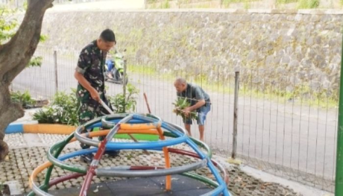 Babinsa Koramil 2301/Cilegon, Karbak Kegiatan Pembersihan Sampah Taman