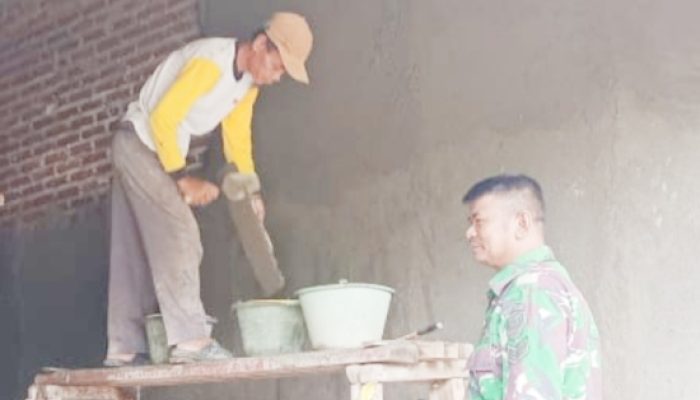 Babinsa Koramil 2302/Bojonegara, Karbak Pembuatan Rumah Warga