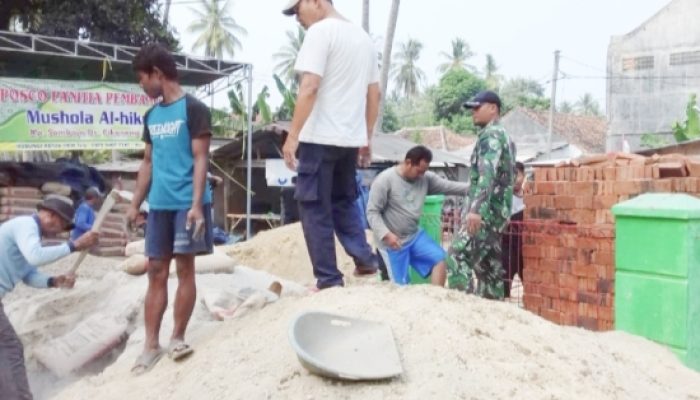 Babinsa Koramil 2304/Anyar, Karbak Membantu pembangunan Masjid