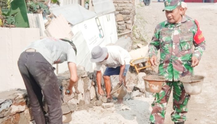 Babinsa Koramil 2305/Cinangka, Karbak Pemasangan pondasi Rumah Warga