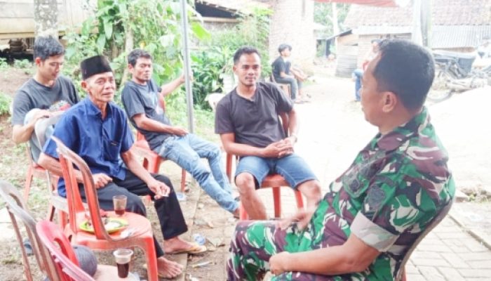 Babinsa Koramil 2306/Mancak, Komsos Membahas Tentang Gotong Royong