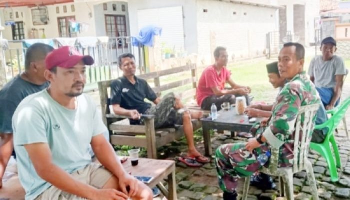 Babinsa Koramil 2304/Anyar Gencarkan Komsos, Bahas Kebersihan dan Kamtibmas Bersama Warga