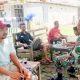 Babinsa Koramil 2304/Anyar Gencarkan Komsos, Bahas Kebersihan dan Kamtibmas Bersama Warga
