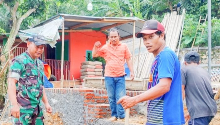 Koramil 2302/Bojonegara Gelar Kegiatan Karbak Bantu Pembangunan Rumah Warga