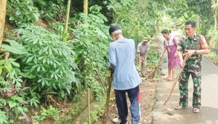 Babinsa Koramil 2305/Cinangka Laksanakan Karya Bakti di Dua Desa : Bantu Pembangunan Rumah dan Bersihkan Jalan Bersama Warga