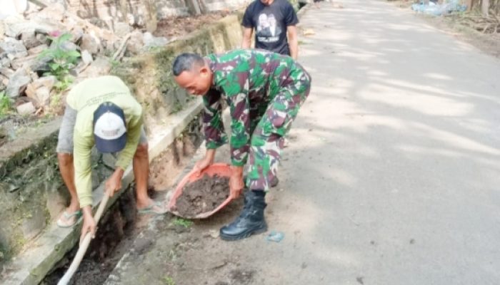 Babinsa Koramil 2306/Mancak Laksanakan Karya Bakti Bangun Rumah dan Bersihkan Lingkungan