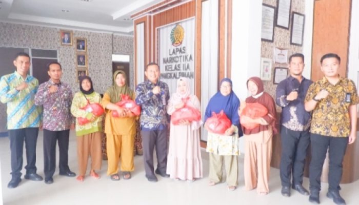 Lapas Kelas IIA Pangkalpinang Salurkan Bansos untuk Keluarga Warga Binaan