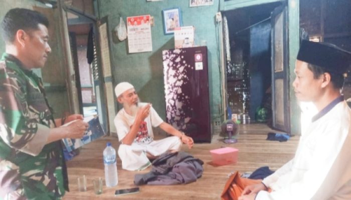 Babinsa Koramil 2305/Cinangka Laksanakan Puanter : Monitoring Harga Sembako dan Data Bansos Wilayah Binaan