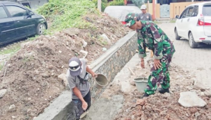 Karbak Koramil 2304/Anyar : Bersama Warga Bangun Rumah dan Drainase di Wilayah Binaan