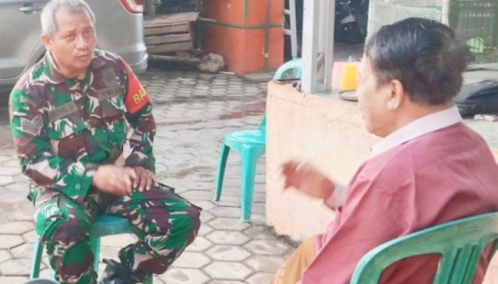 Babinsa Koramil 2303/Pulomerak Laksanakan Komsos Bersama Tokoh Masyarakat dan Warga