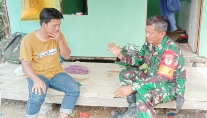 Babinsa Koramil 2306/Mancak Laksanakan Komsos dengan Warga di Wilayah Binaan