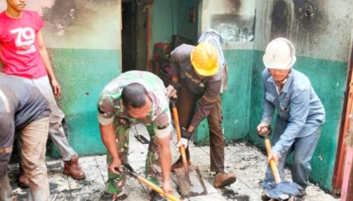 Babinsa Koramil 2306/Mancak Bersama Warga Gotong Royong Bangun dan Bersihkan Lingkungan