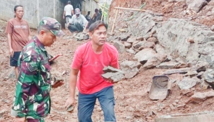 Babinsa Koramil 2303/Pulomerak Giat Karbak, Wujudkan Infrastruktur Tangguh Bersama Warga