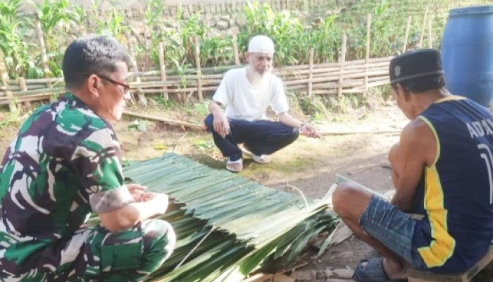 Tingkatkan Pembinaan Wilayah, Babinsa Koramil 2305/Cinangka Laksanakan Komsos dI Dua Desa