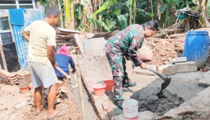 Babinsa Koramil 2302/Bojonegara Aktif Laksanakan Karbak Bantu Warga Bangun Rumah