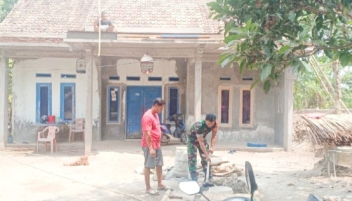Babinsa Koramil 2306/Mancak Gotong Royong Bangun Rumah Warga di Desa Winong dan Talaga