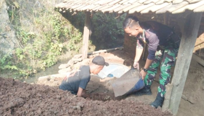 TMMD Kodim 0623/Cilegon Bangun Jambanisasi atau MCK di Rumah Syarif Warga Cikerei