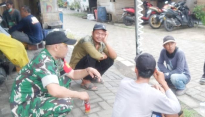 Babinsa Koramil 2304/Anyar Laksanakan Komsos Jaga Kamtibmas dan Ketertiban Lingkungan