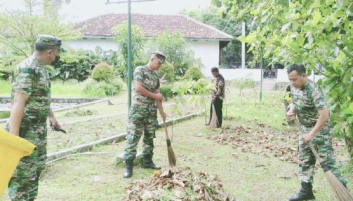 Babinsa Koramil 2301/Cilegon Gelar Karya Bhakti Bersama Warga Untuk Tingkatkan Kesejahteraan Lingkungan