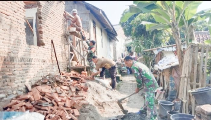 Koramil 2303/Pulomerak Gelar Karya Bakti, Babinsa Bantu Warga Bangun Rumah di Cilegon