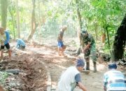 Koramil 2306/Mancak Gelar Karya Bakti, Babinsa Aktif Bantu Pembangunan Rumah dan Infrastruktur Desa