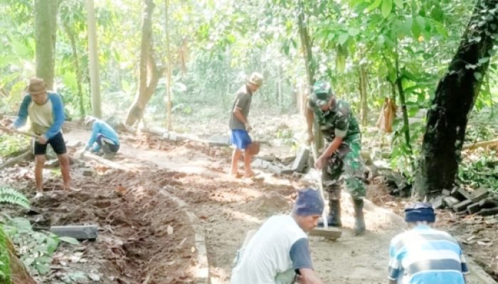 Koramil 2306/Mancak Gelar Karya Bakti, Babinsa Aktif Bantu Pembangunan Rumah dan Infrastruktur Desa