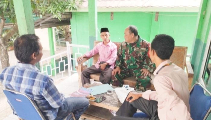 Babinsa Koramil 2307/Ciwandan Gencarkan Komsos, Bahas Gotong Royong Lingkungan dan Pembangunan Masjid