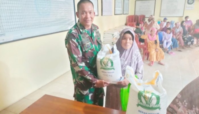 Babinsa Koramil 2302/Bojonegara Dampingi Penyaluran Beras untuk Warga Pulo Ampel