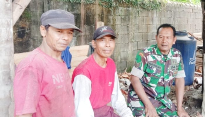 Babinsa Koramil 2305/Cinangka Aktif Laksanakan Komsos, Bahas Kerja Bakti dan Kegiatan Pemuda