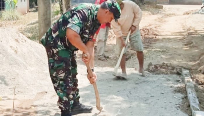 Koramil 2307/Ciwandan Gelar Karya Bakti Bersama Warga, Bangun Jalan dan Rumah Warga