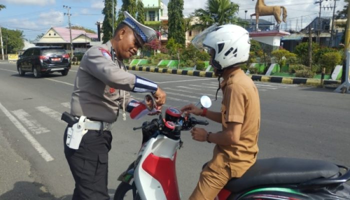 Semarak HUT RI ke-80: Polantas Polres Jeneponto Tebar Bendera Merah Putih di Jalanan