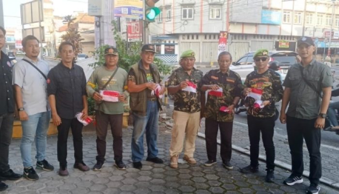 PPM Babel Bagikan Bendera Merah Putih di Pangkalpinang Peringati HUT RI ke-80 dan Hari Veteran Nasional