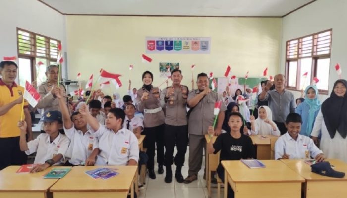 Wakapolres Maros Sosialisasi Budaya Tertib Berlalu Lintas dan Salurkan Bantuan di SMPN 38 Tompobulu