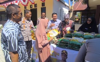 Kapolres Jeneponto Pantau Langsung Gerakan Pangan Murah di Polsek Binamu
