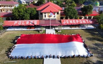 Sinergi Polres Jeneponto dan Mapala Unibos Kibarkan Merah Putih Raksasa di HUT ke-80 RI