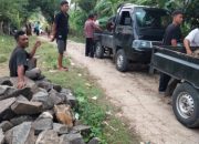 Tak Kunjung Diperbaiki Pemerintah, Warga Cipunaga Gotong Royong Perbaiki Jalan Rusak