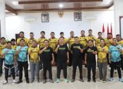 Kapolres Tana Toraja Berikan Semangat kepada Tim Sepak Bola Polres Tana Toraja Yang Akan Bertanding Di Wajo