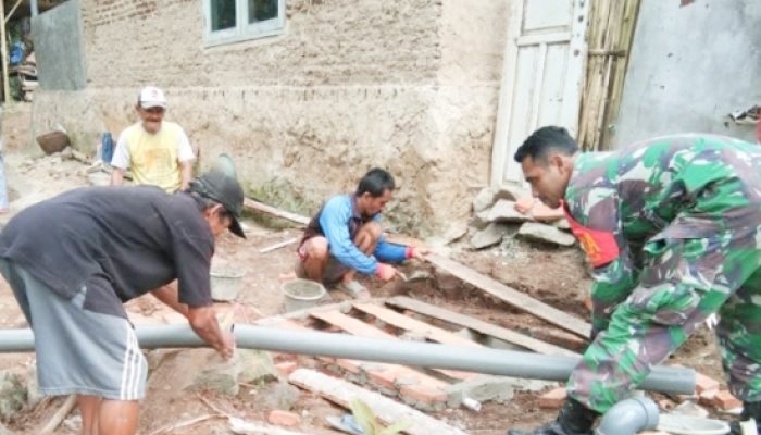 Babinsa Koramil 2302/Bojonegara Laksanakan Kegiatan Karbak Bantu Pembangunan Rumah Warga