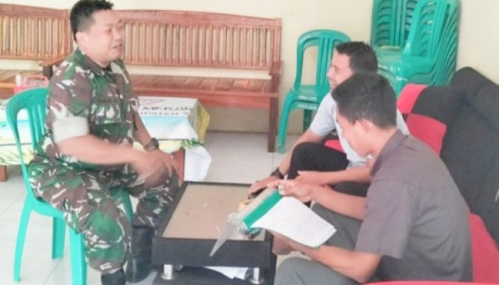 Babinsa Koramil 2302/Bojonegara Komsos, Bahas Keamanan dan Program KB Bersama Warga
