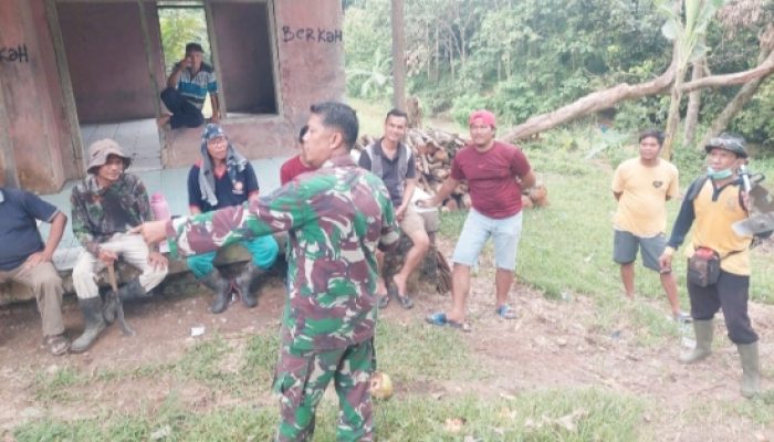 Babinsa Koramil 2306/Mancak Komsos dengan Warga Bahas Gotong Royong dan Siskamling