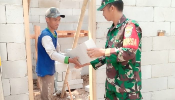 Babinsa Koramil 2305/Cinangka Karbak Gotong Royong Bantu Perbaiki Rumah Warga