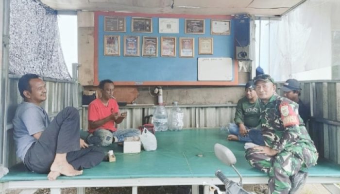 Babinsa Koramil 2303/Pulomerak Tingkatkan Sinergi dengan Masyarakat Melalui Kegiatan Komsos