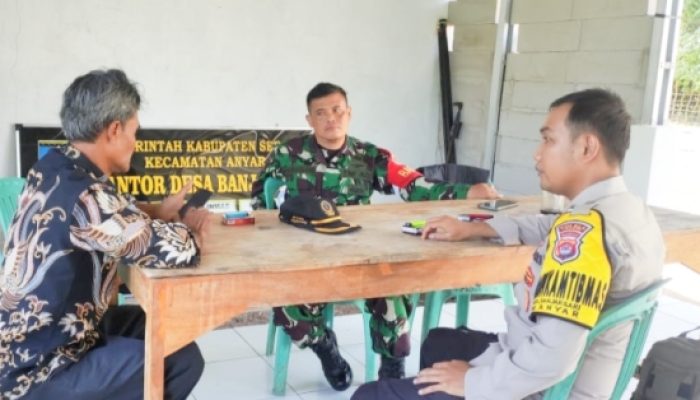 Babinsa Koramil 2304/Anyar Aktif Laksanakan Komsos Bahas Kamtibmas Bersama Warga